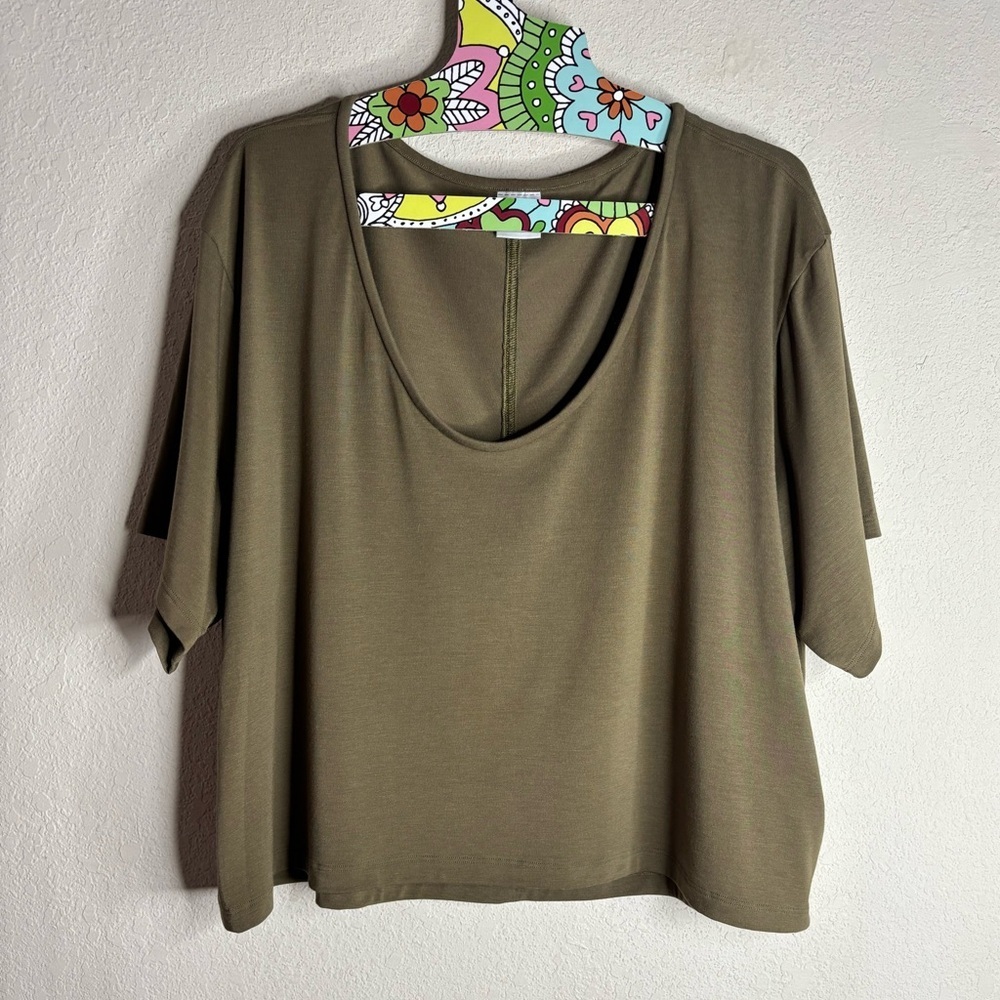 Athleta Essence Explore Crop Tee Size Large Acacia Olive 613887